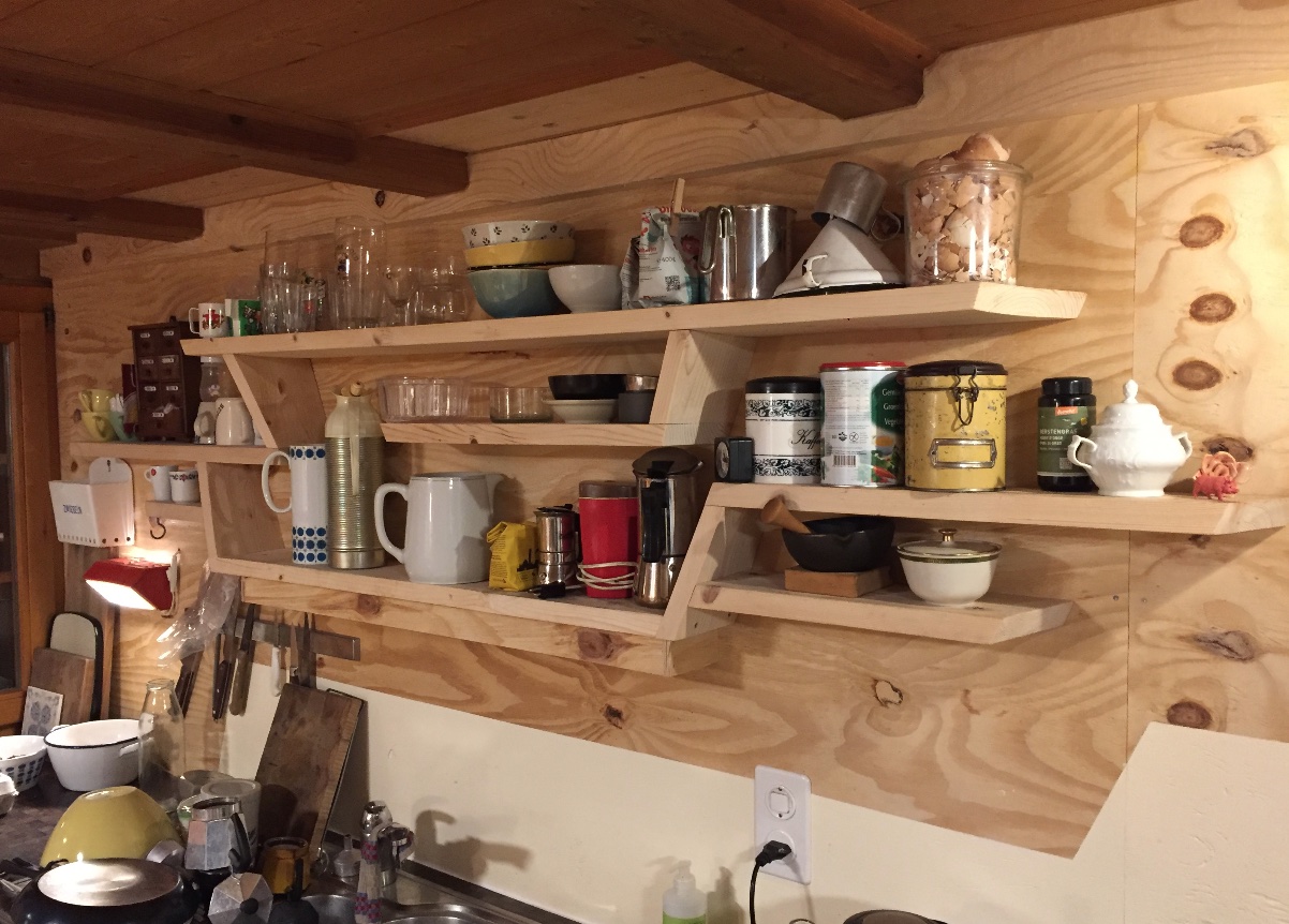 Küchenregal aus alten Tannenbrettern, 2019. Preis (es würde komplett renoviert, nach Wahl weiss geseift oder naturbelassen sein): 550.-